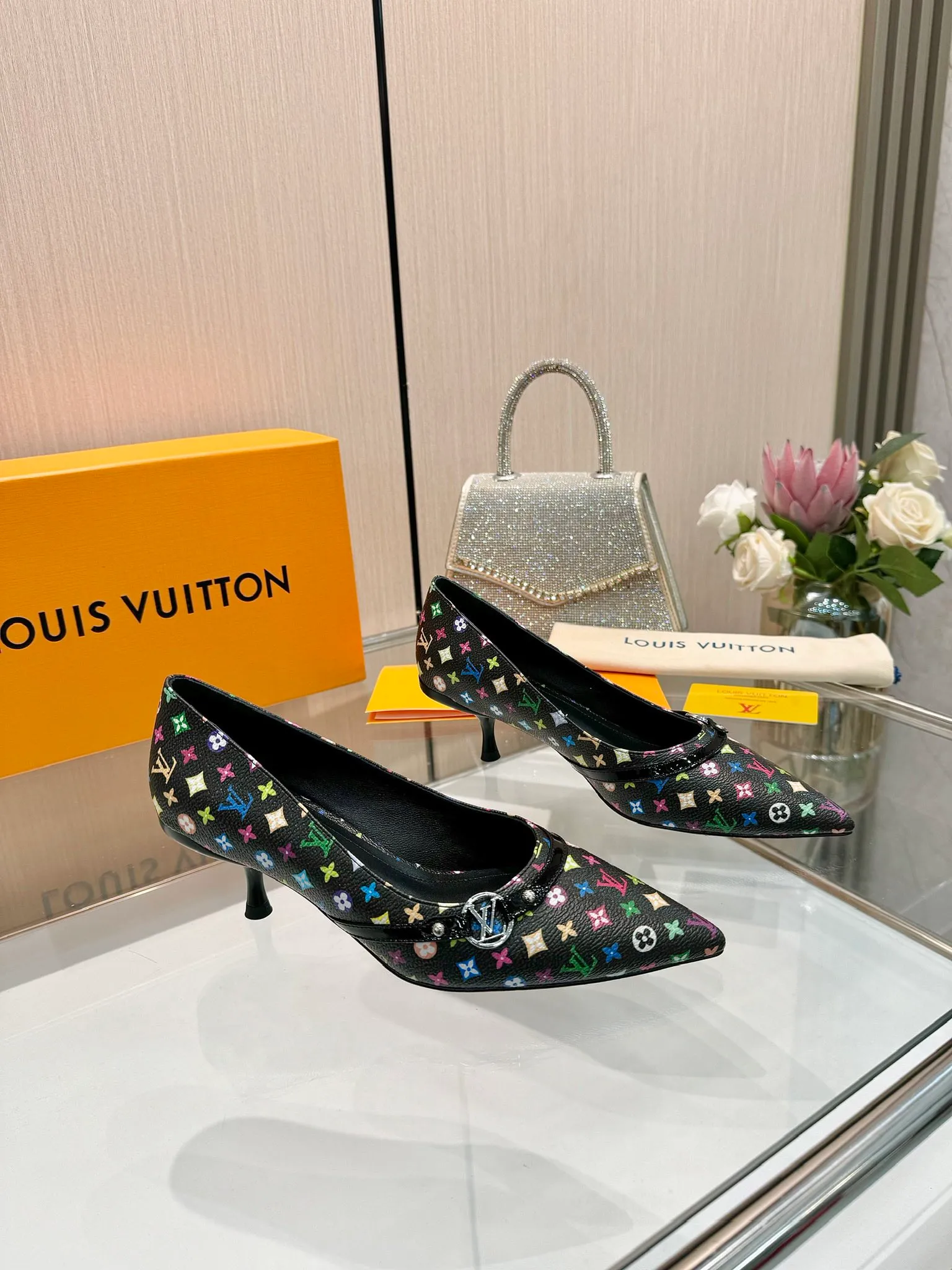 👟👟Ex-factory price 640👟👟Purchase level], Louis Vuitton 2025 official website early spring series! Perfect last shape, new pointed toe🆕, the official website is updated simultaneously. The small pointed toe is matched with a hollow leather strip and a small square buckle to adjust the elasticity. LV hardware "logo" is embellished. It is full of details and a visual feast. 💯It is difficult to conceal the elegant temperament of LV. It is comfortable and easy to wear, and full of femininity. The new original reverse mold last has the ultimate 1:1 shape, exquisite workmanship, and imported high-end fabrics showing exquisite texture! Fabric: Imported lambskin, cow patent leather/Presbyopia/denim. High-quality soft sheepskin lining. Feet: imported goatskin, Italian genuine leather outsole. 5.5 lacquered heels. Number of yards: 34-41 (34.40, 41, customization is non-returnable and non-exchangeable)